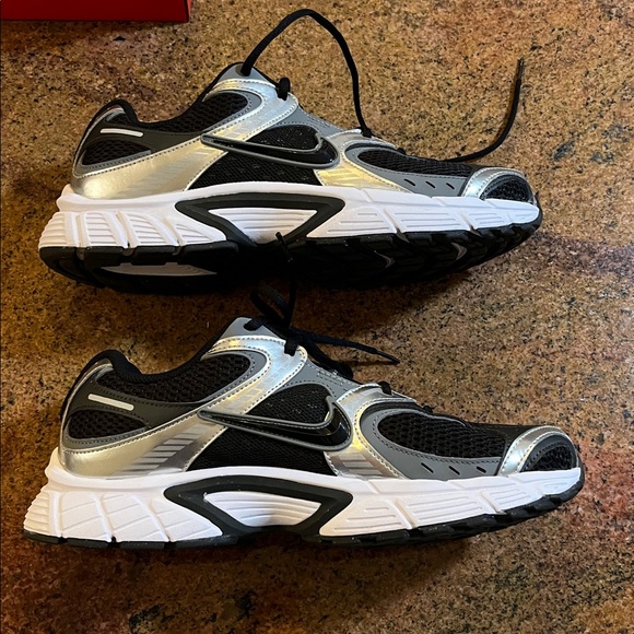 Nike V5 RNR - Picture 2 of 9